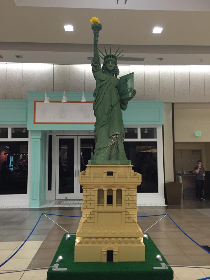 Glendale Galleria, MAY 28: The Lego Americana roadshow (Statue of Liberty)  on MAY 28, 2017 at Glendale Galleria, Los Angeles, California, U.S.A Stock  Photo - Alamy