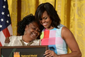 Michelle-Obama-presents-National-Medal-to-10-libraries-museums