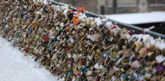 Love locks cause bridge Safety Risks Paris