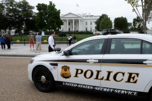 Secret-Service-questioning-man-after-drone-flies-near-White-House