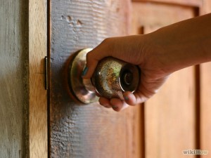 5 Ways to Lock a Door - wikiHow