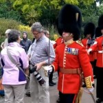 “Make Way!” Tourists Nearly Trampled by Queen’s Guards 