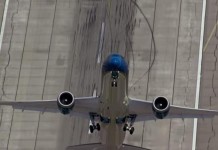 Boeing 787 Model Performs Hair-Raising Takeoff