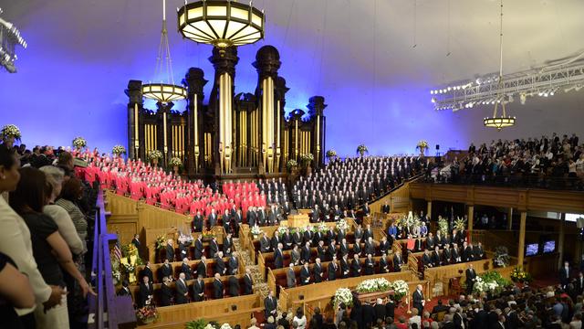 The congregation in the Tabernacle stand as the casket of the Elder L. Tom Perry enters. 