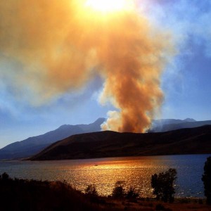 The Willow Fire burns out of control near Deer Creek Reservoir. Photo: Farah Sanders/Twitter 