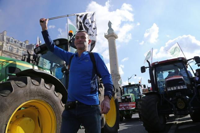 Farmers and Supporters Protest Paris