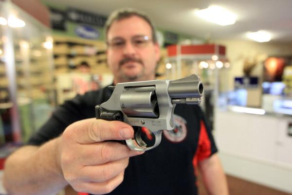 Los-Angeles-approves-law-requiring-locked-guns