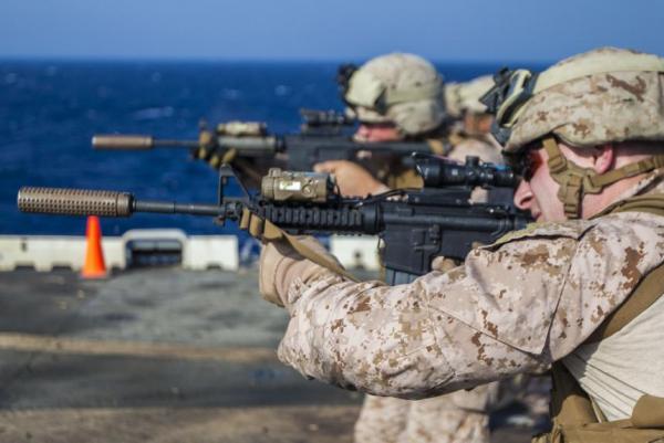 US-Marines-react-to-switch-from-M16-to-M4