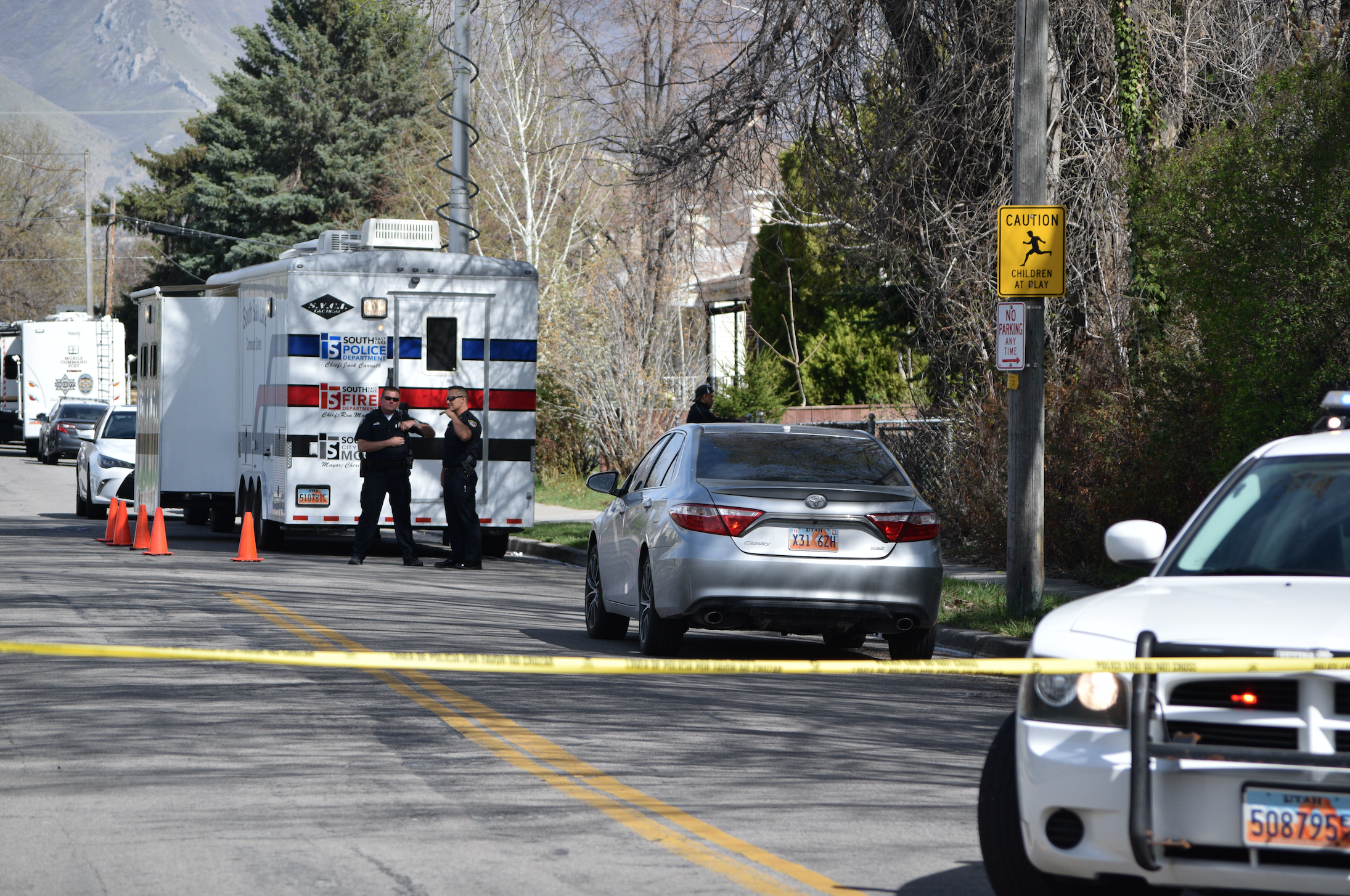 Police on the scene of a SWAT standoff at 2950 S. 300 East in South Salt Lake, April 8, 2016. Photo: Gephardt Daily