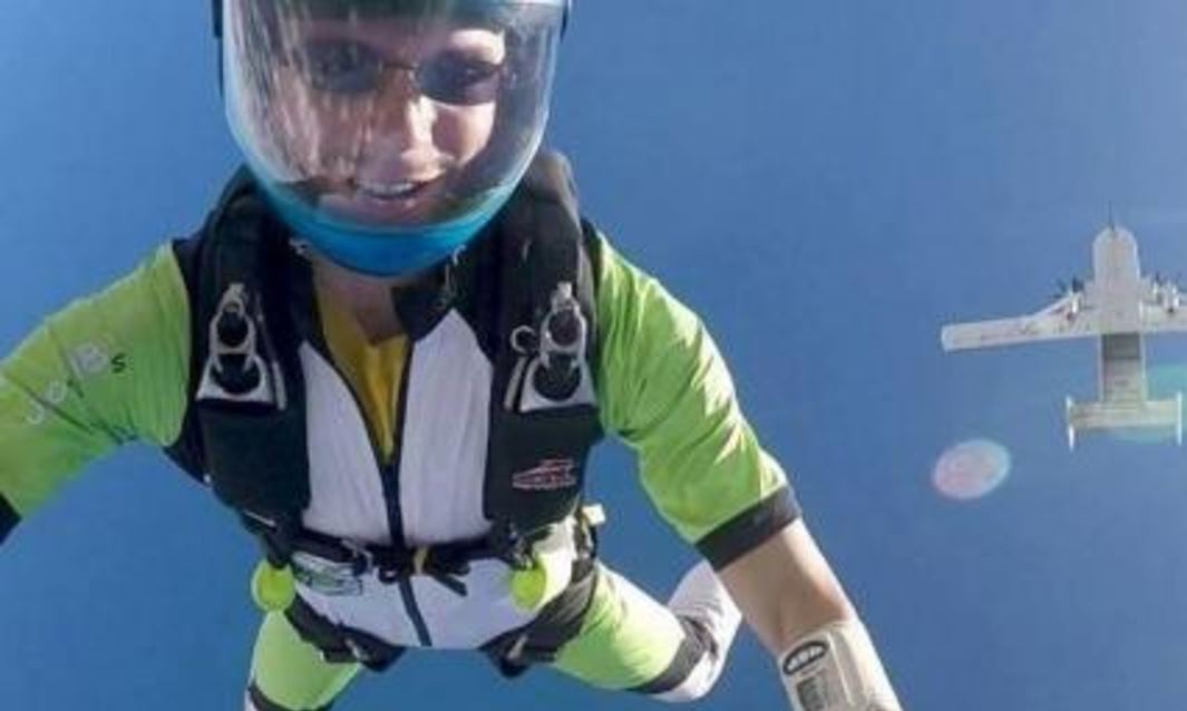Skydiver kills self by not opening parachute