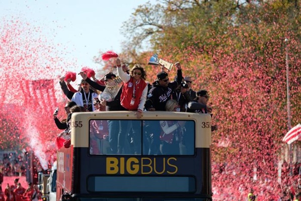 Thousands of Washington Nationals fans turn out for World Series victory  parade