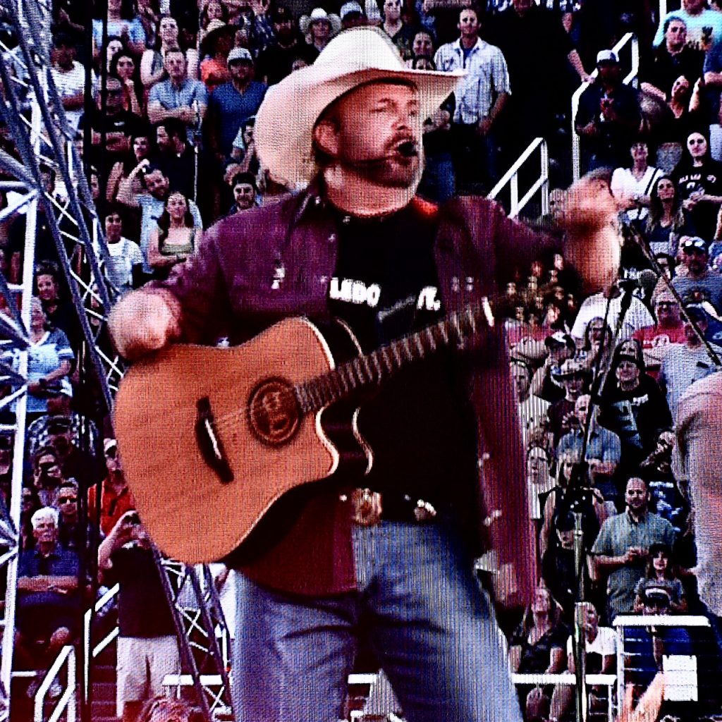 Garth Brooks brings the heat with sizzling performance in Salt