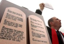 Texas judge orders schools to remove Ten Commandments poster