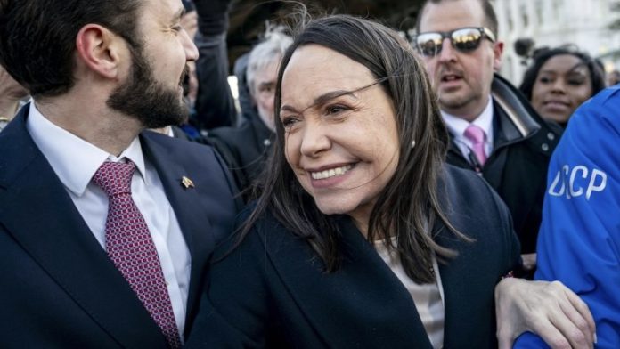 Venezuela-opposition-leader-Machado-presents-Trump-with-her-Nobel-Prize 2